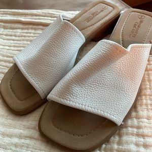 MontegoBay Club white leather slides